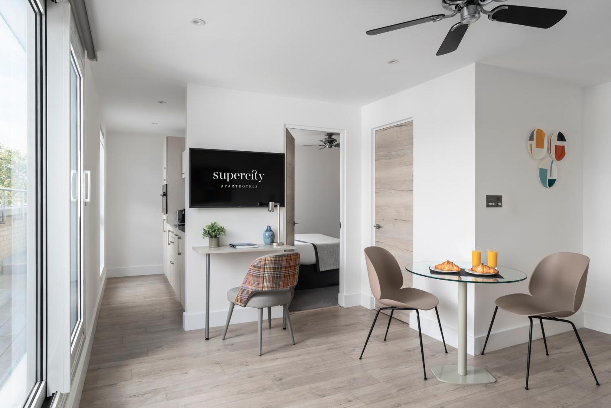 برايتون Q Square By Supercity Aparthotels المظهر الخارجي الصورة
